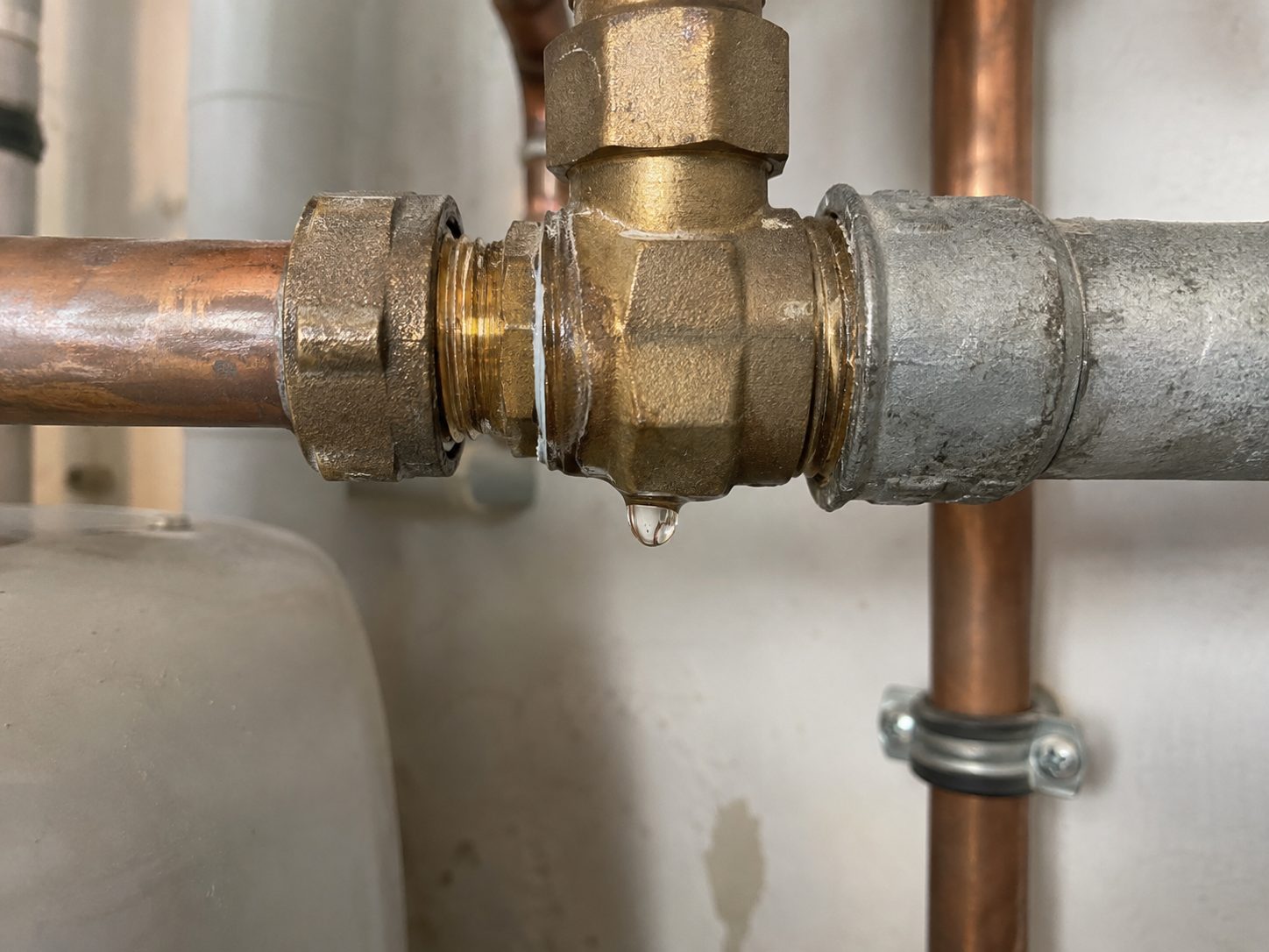 Wassertropfen an einer undichten Rohrverbindung